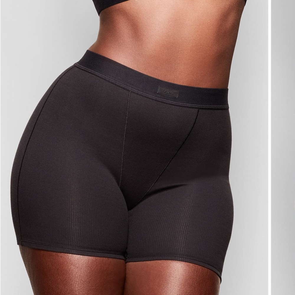 SKIMS Stretch Cotton Rib Boxers - Picture 2 of 3